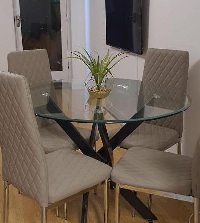 Lovely 2 Bedroom Flat With Free Parking New Southgate Bagian luar foto