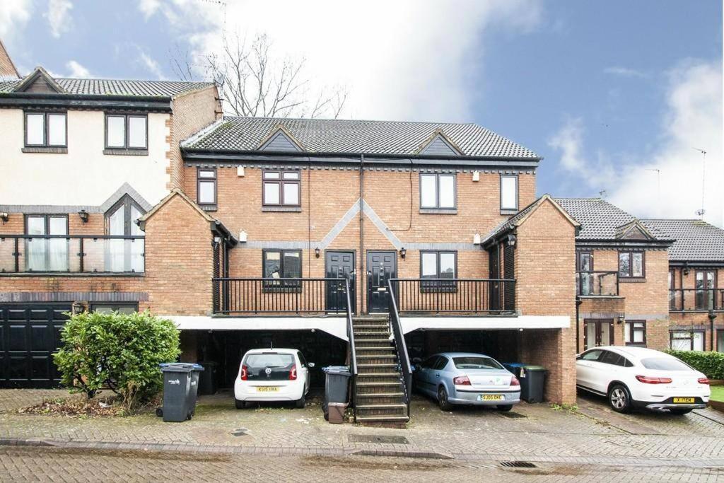 Lovely 2 Bedroom Flat With Free Parking New Southgate Bagian luar foto