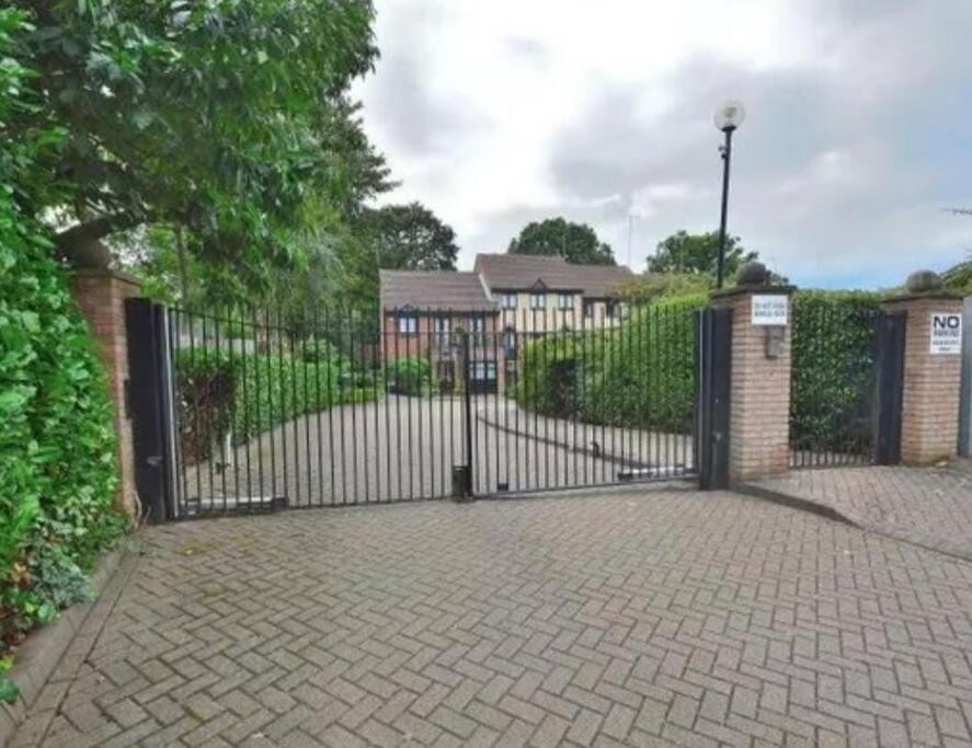 Lovely 2 Bedroom Flat With Free Parking New Southgate Bagian luar foto