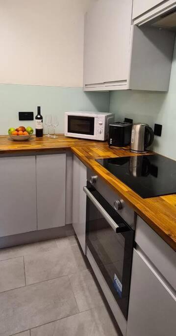Lovely 2 Bedroom Flat With Free Parking New Southgate Bagian luar foto