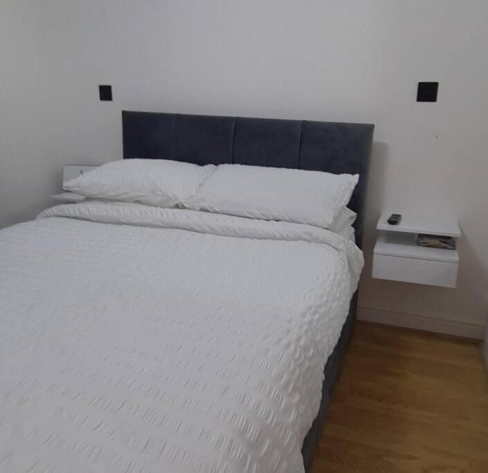 Lovely 2 Bedroom Flat With Free Parking New Southgate Bagian luar foto