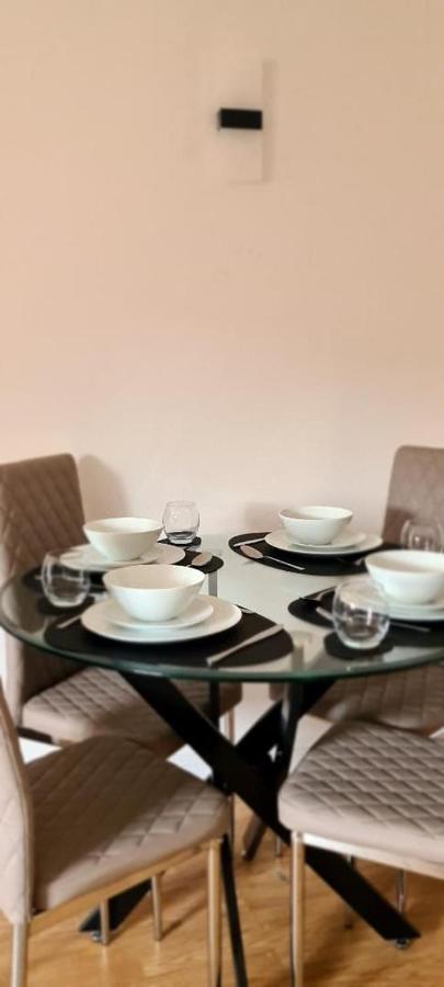 Lovely 2 Bedroom Flat With Free Parking New Southgate Bagian luar foto